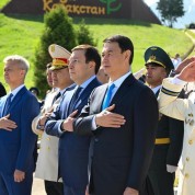 Алматыда Отан қорғаушы күніне орай Мемлекеттік Ту салтанатты түрде көтерілді